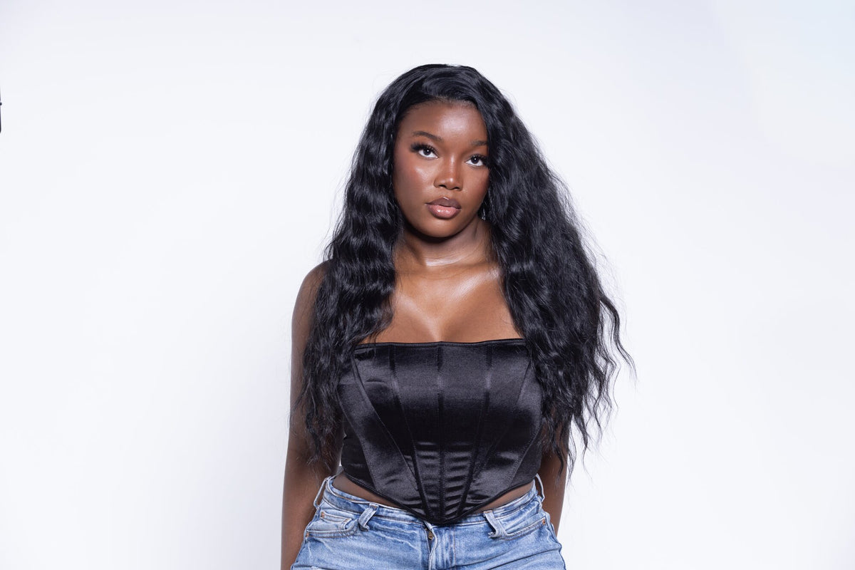 Perruque Amaya 30 pouces ondulée noire – vue portée, détail du mouvement – Lazeah Hair