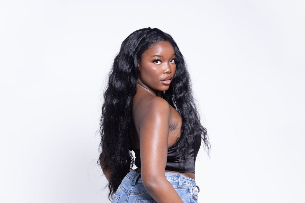 Perruque Amaya 30 pouces ondulée noire – vue portée, autre angle – Lazeah Hair