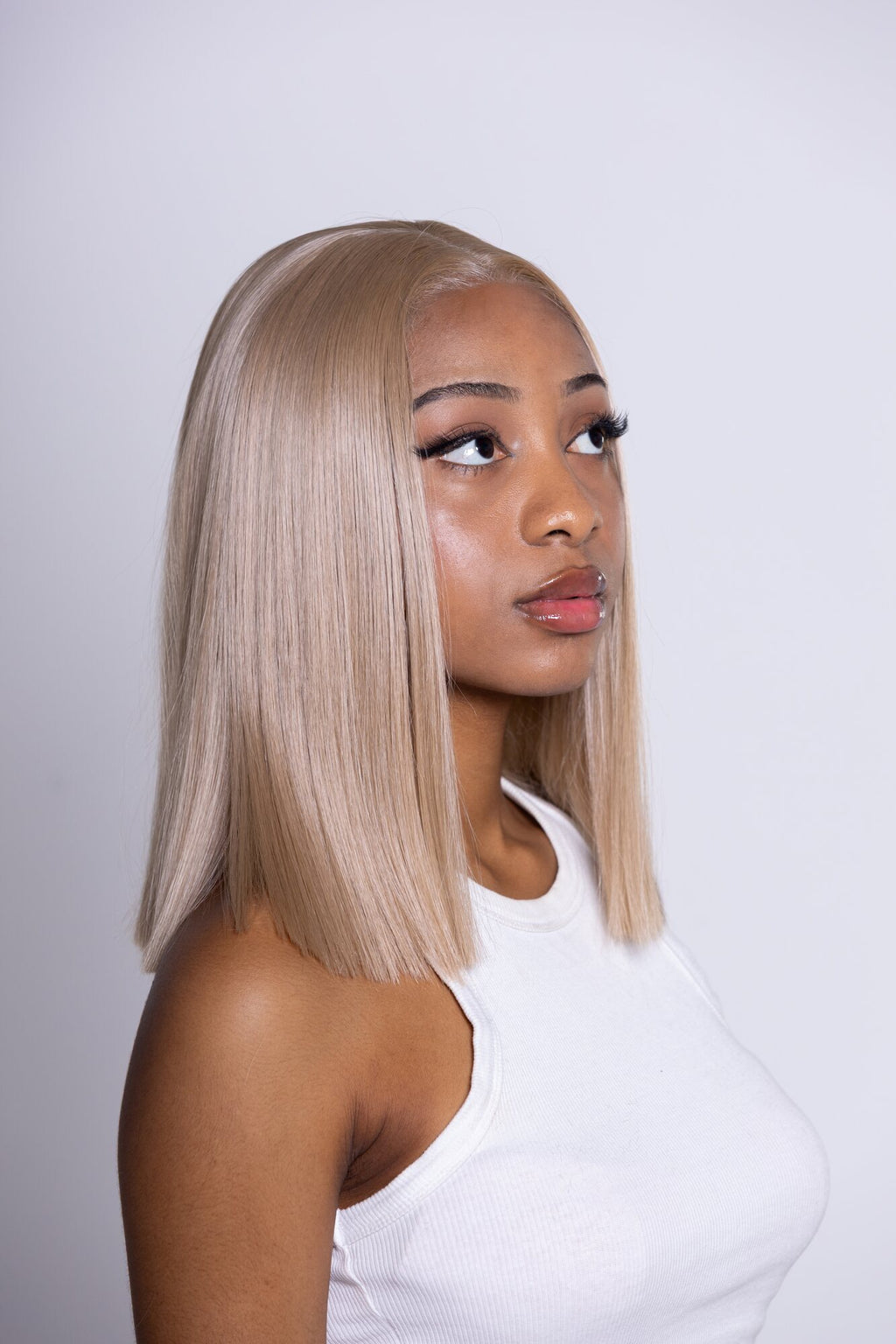Perruque Daenerys 12 pouces carré lisse blond – portée par une mannequin, shooting Lazeah – Lazeah Hair