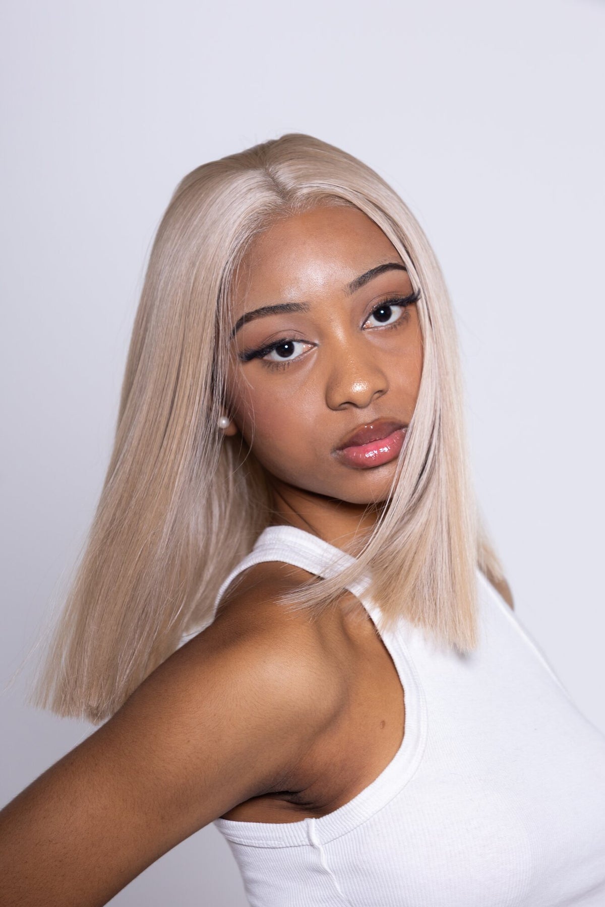 Perruque Daenerys 12 pouces carré lisse blond – vue portée, autre angle – Lazeah Hair