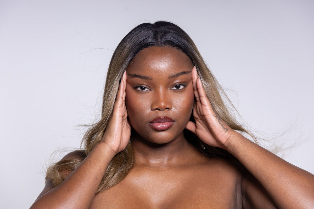 Perruque Léa 16 pouces lisse tie & dye noir et châtain – mise en beauté en studio – Lazeah Hair