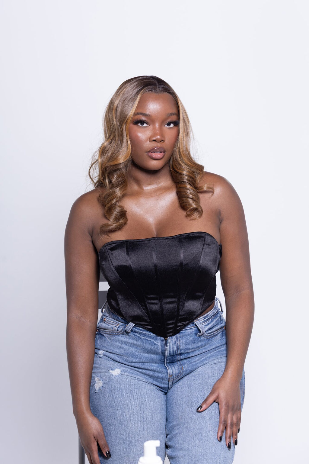 Perruque Séréna 28 pouces ondulée tie & dye marron miel – mise en beauté en studio – Lazeah Hair