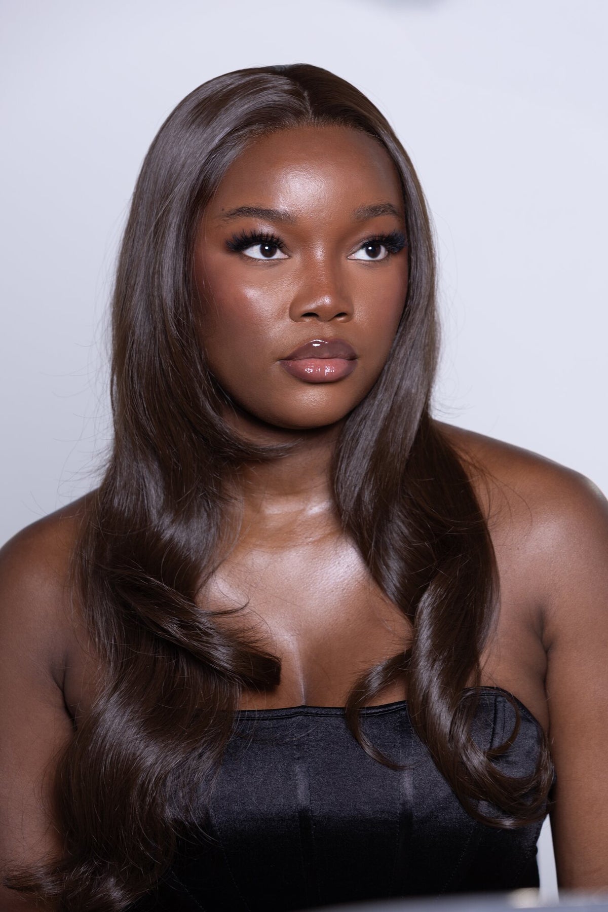 Perruque Sérénity 20 pouces ondulée marron chocolat – portée par une mannequin, shooting Lazeah – Lazeah Hair