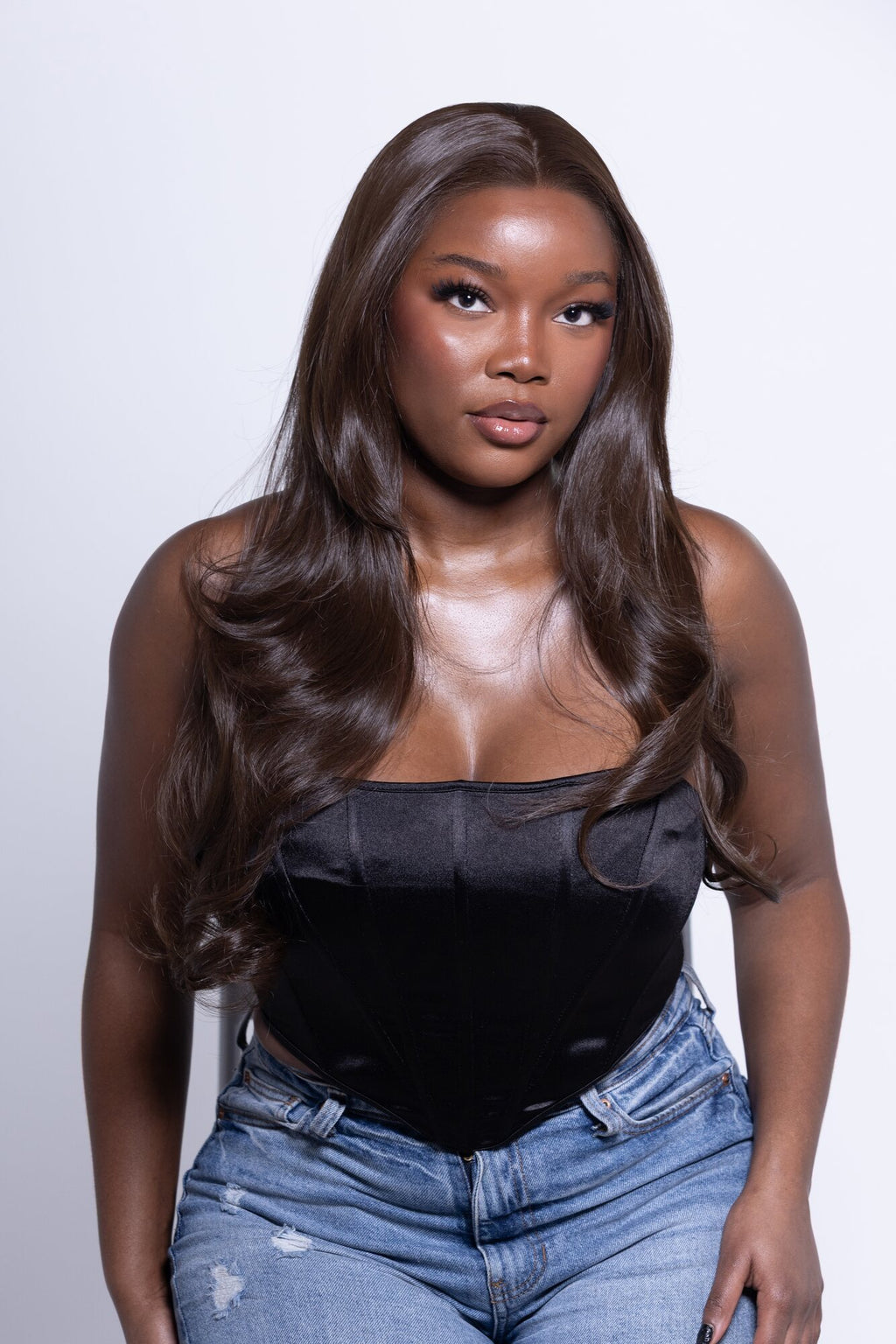 Perruque Sérénity 20 pouces ondulée marron chocolat – vue portée, détail du mouvement – Lazeah Hair
