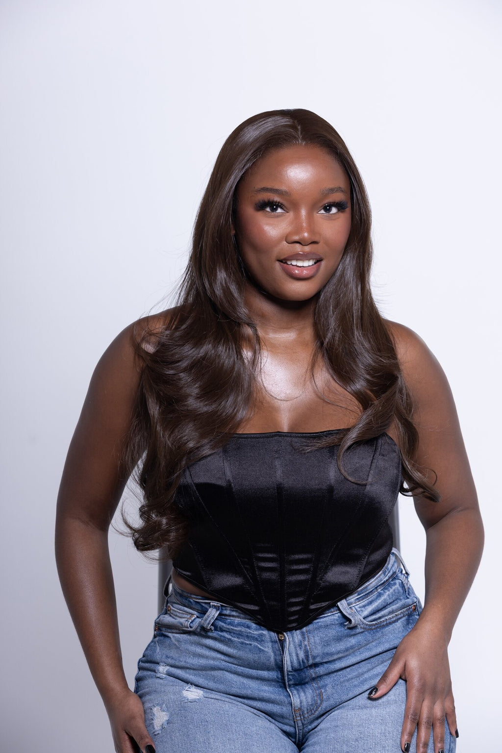 Perruque Sérénity 20 pouces ondulée marron chocolat – vue portée, autre angle – Lazeah Hair